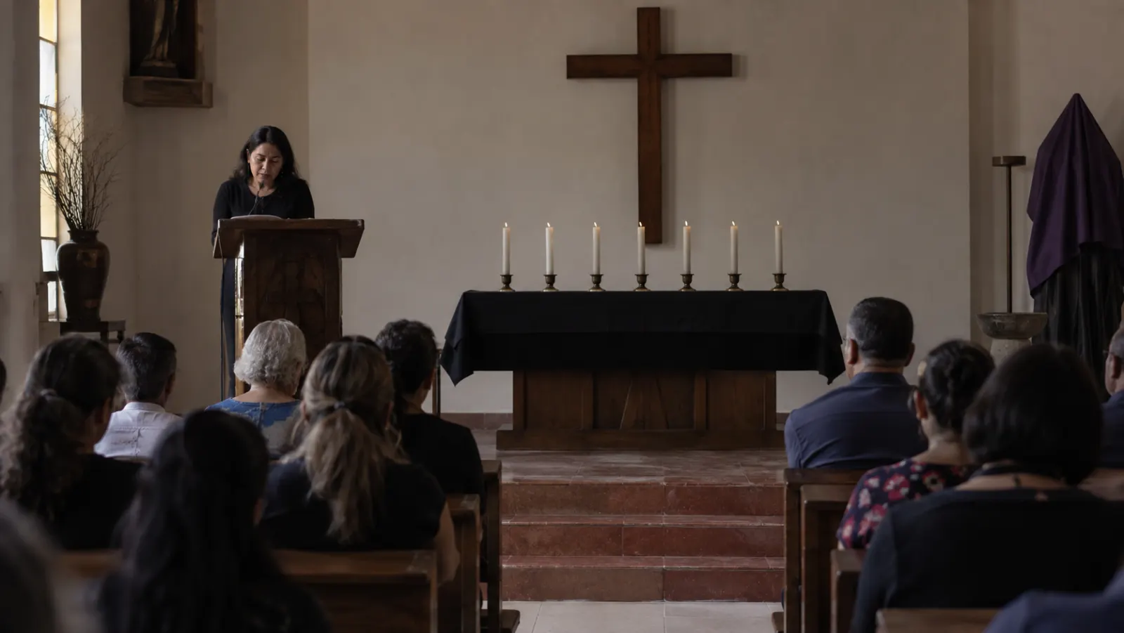 Una congregación latinoamericana permanece en silencio durante un servicio de las Siete Palabras de Viernes Santo.