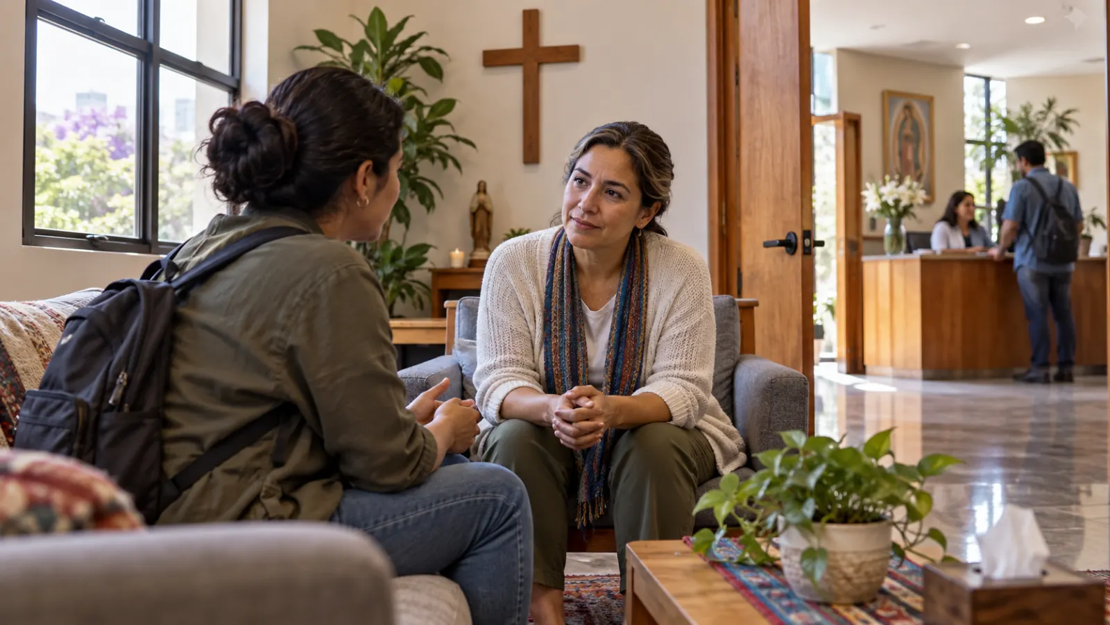 Una mujer recibe escucha segura y apoyo profesional en un centro comunitario de iglesia.
